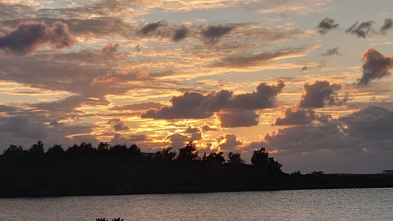 夕方のパイナガマビーチから見る夕焼け空