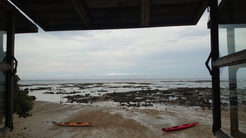 沖縄 浜辺の茶屋　窓からの眺め