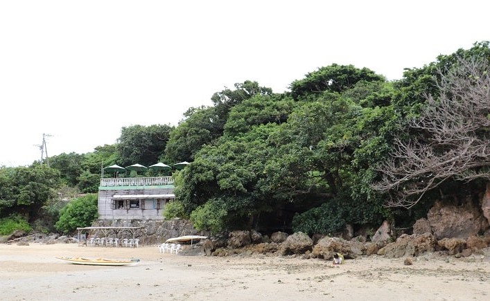 沖縄 浜辺の茶屋　浜辺側から見た店