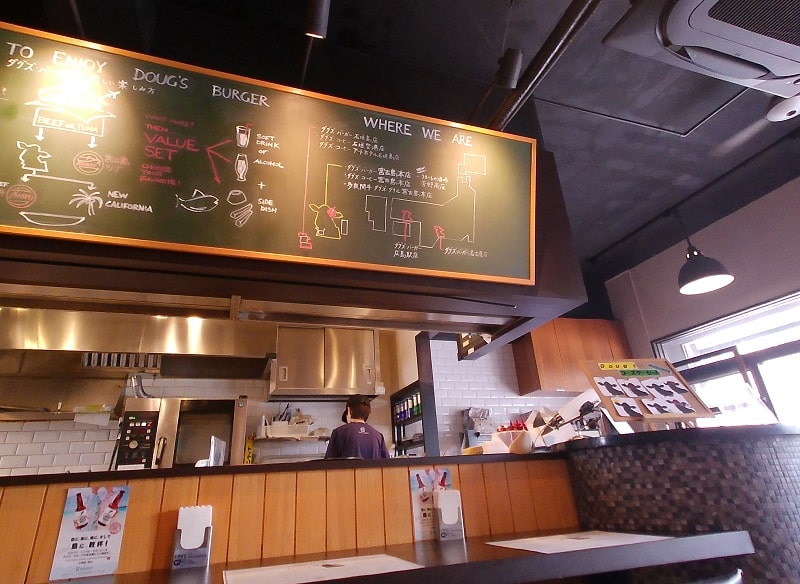ダグズバーガー宮古島本店の店内