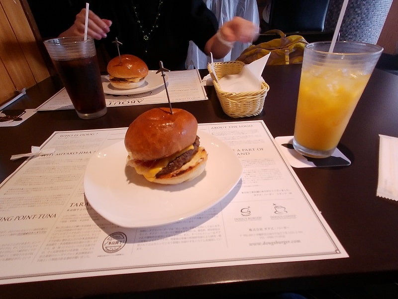 ダグズバーガー宮古島本店のハンバーガー