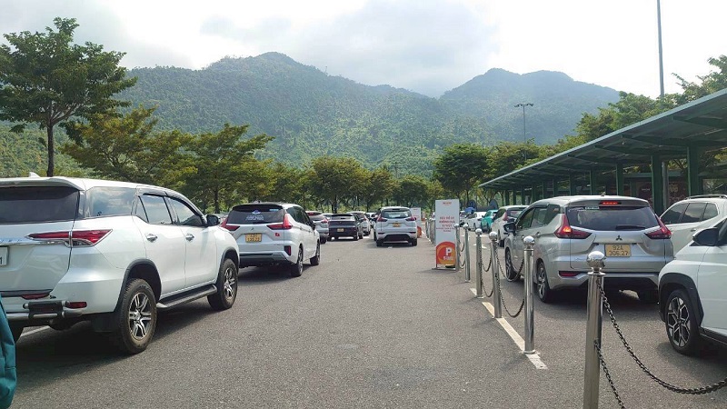 バーナーヒルズの車の乗降場
