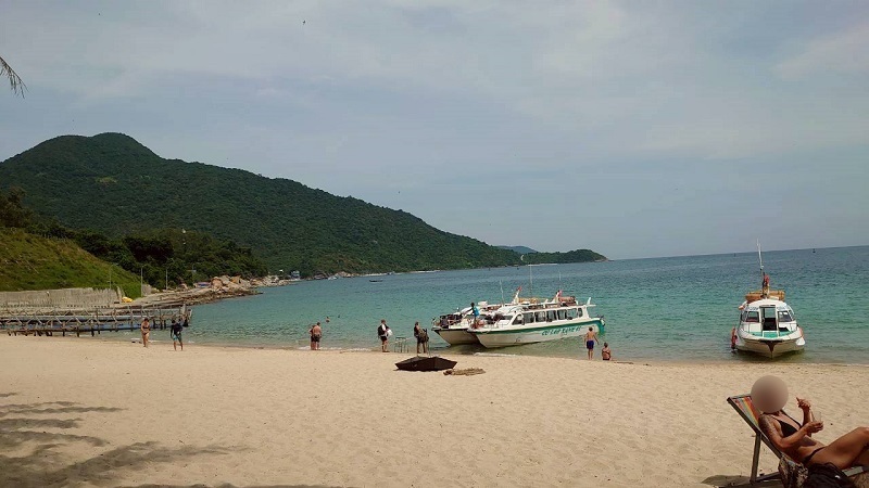 チャム島のビーチでくつろぐ