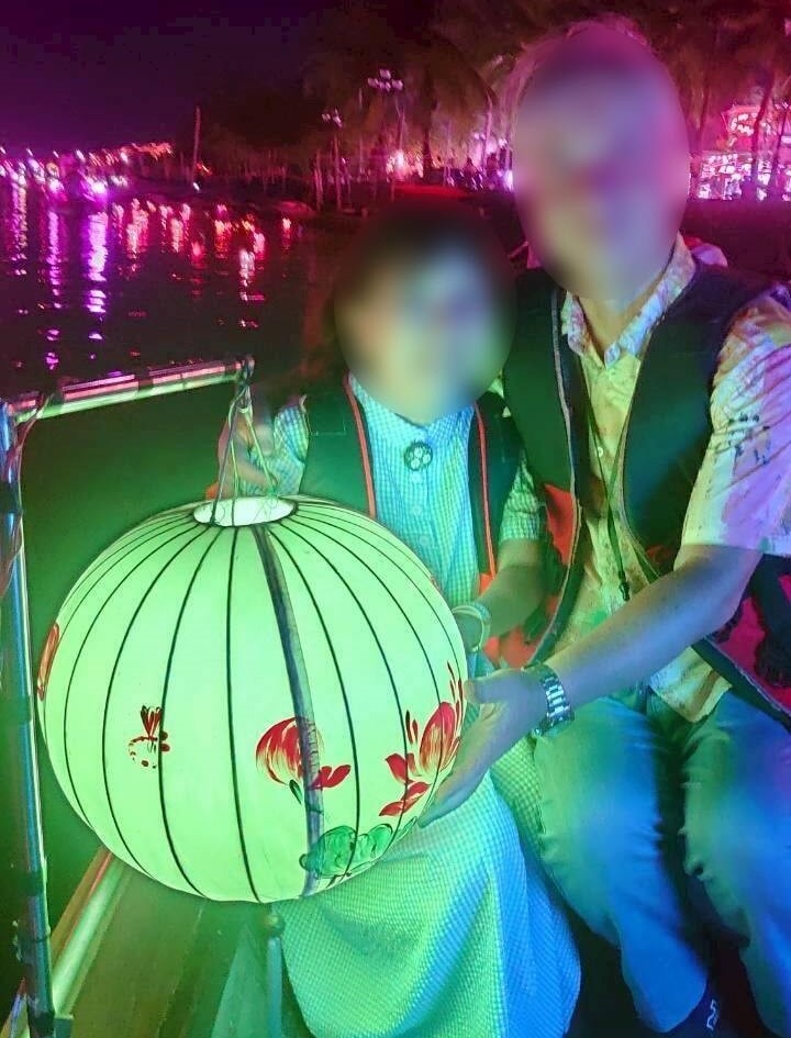 ホイアンランタン祭りのボート