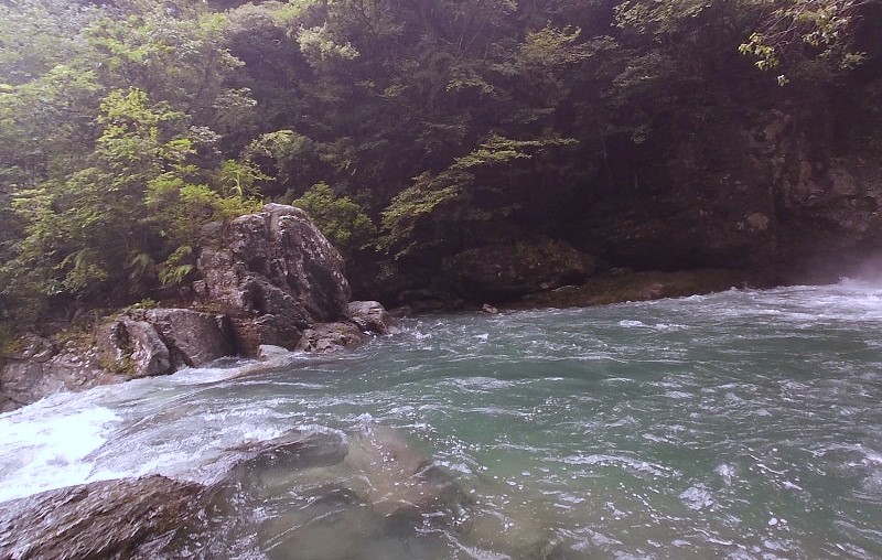 にこ淵 増水で激しく流れる水