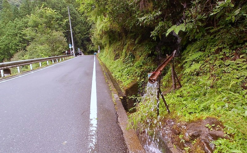 にこ淵 駐車場から道路を上に挙がったところ