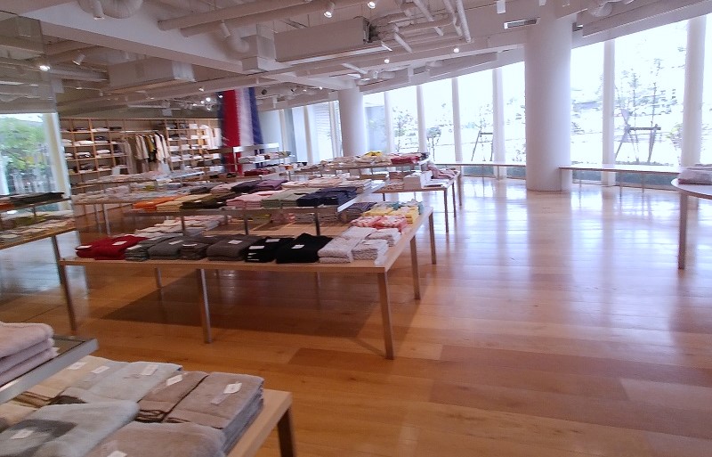 今治タオル本店 明るい店内