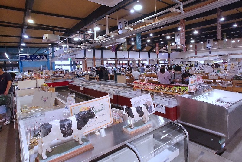 さいさいきて屋の広い店舗内の様子