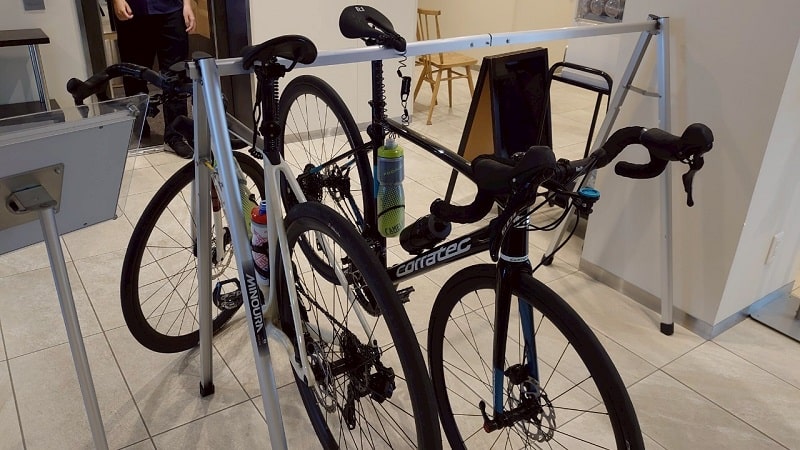 ホテルのロビーにあるサイクルスタンド