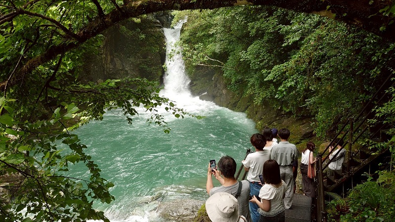 にこ淵 遊歩道で写真と撮る人達