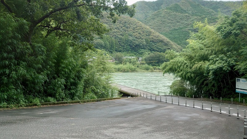 高知 名越屋沈下橋のたもと