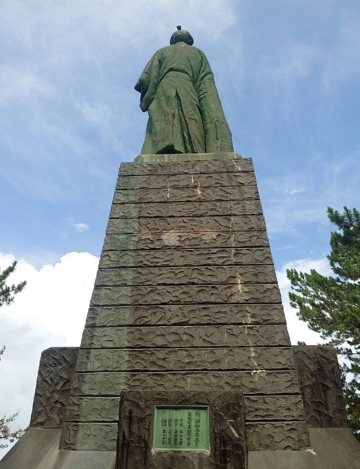 桂浜を見守る坂本龍馬像
