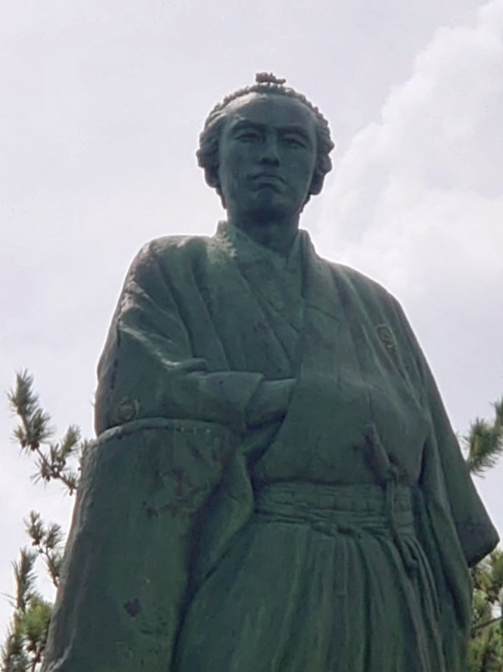 桂浜を見守る坂本龍馬像